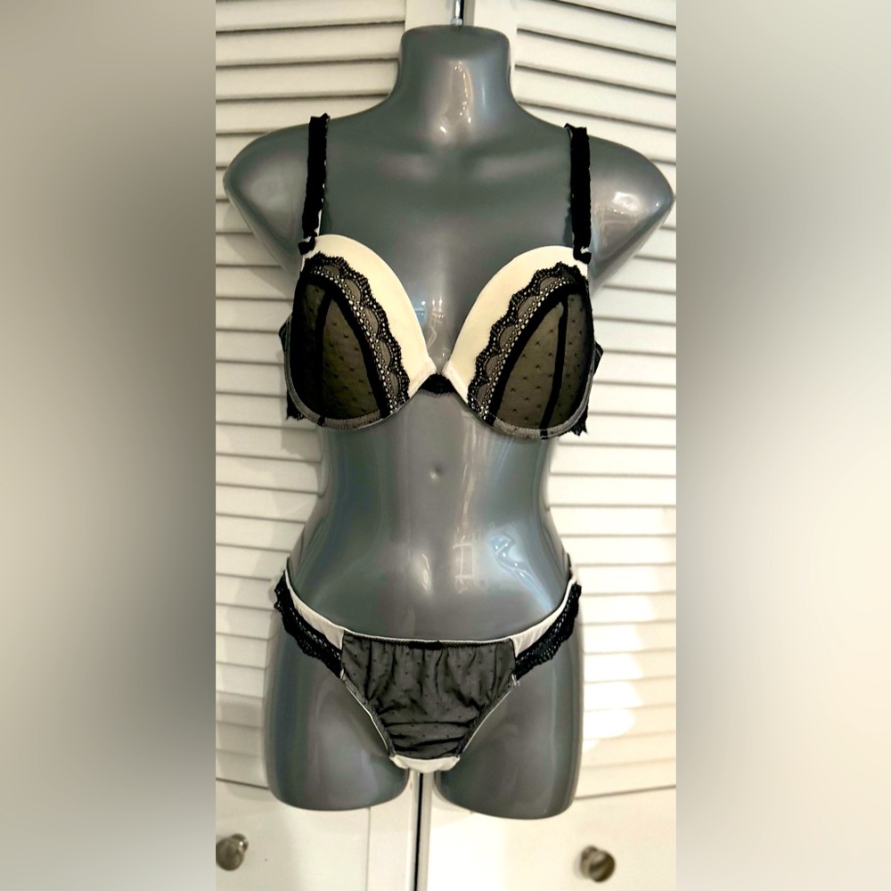 Oh la la Cheri Paris sexy bra and 2 pair panty set- 34DD and medium